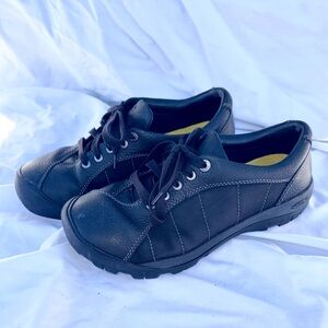 KEEN Presidio Black Leather and Suede Low Women’s 10